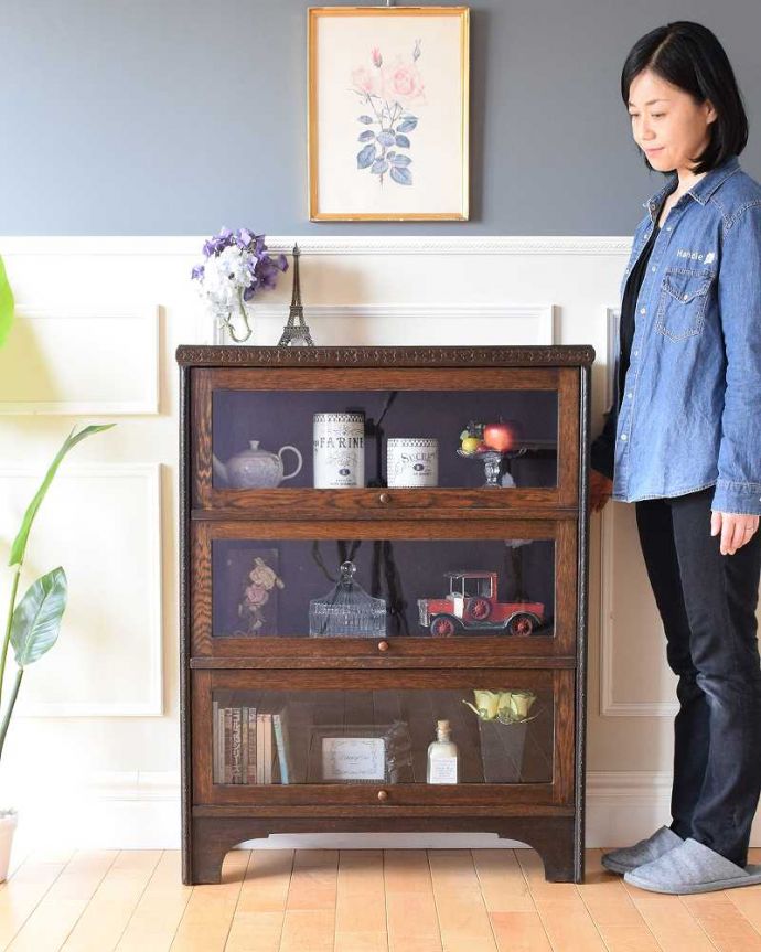 小さくて置きやすいフラップ扉のブックケース、英国輸入のアンティーク