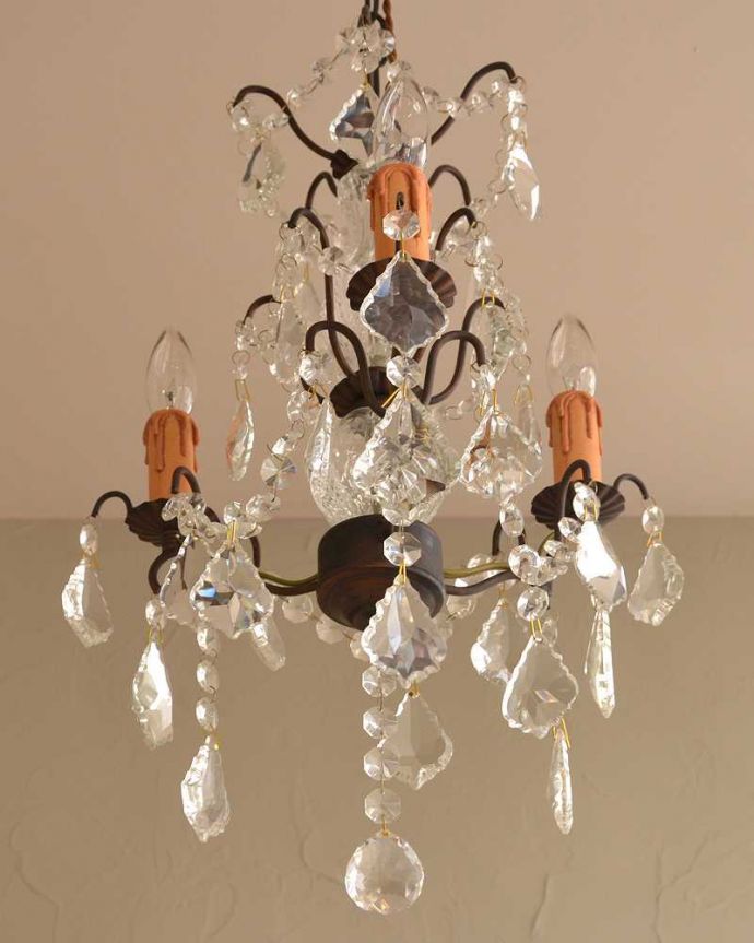 ガラスパーツがキラキラ輝くアンティーク シャンデリア(3灯)（E17