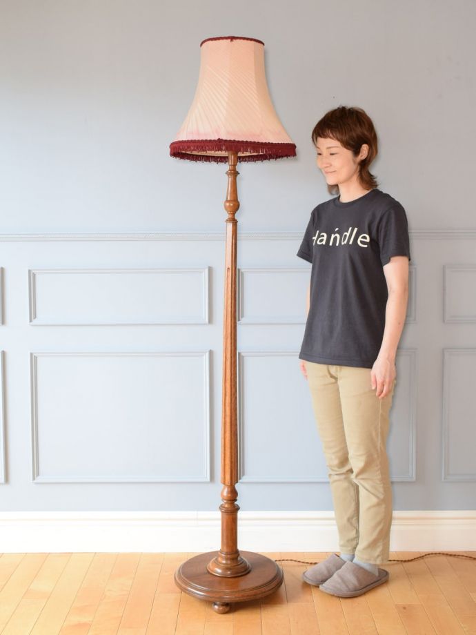 イギリスから届いたアンティークの照明、シェード付きのフロアランプ