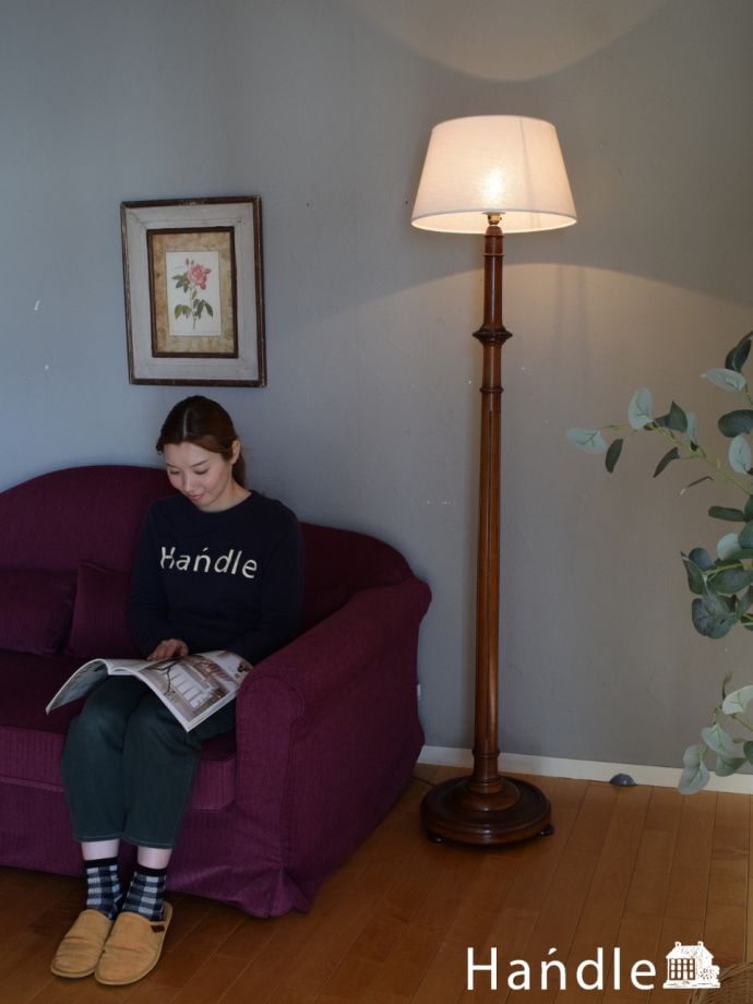 英国から届いたアンティークのスタンドライト、支柱のデザインが