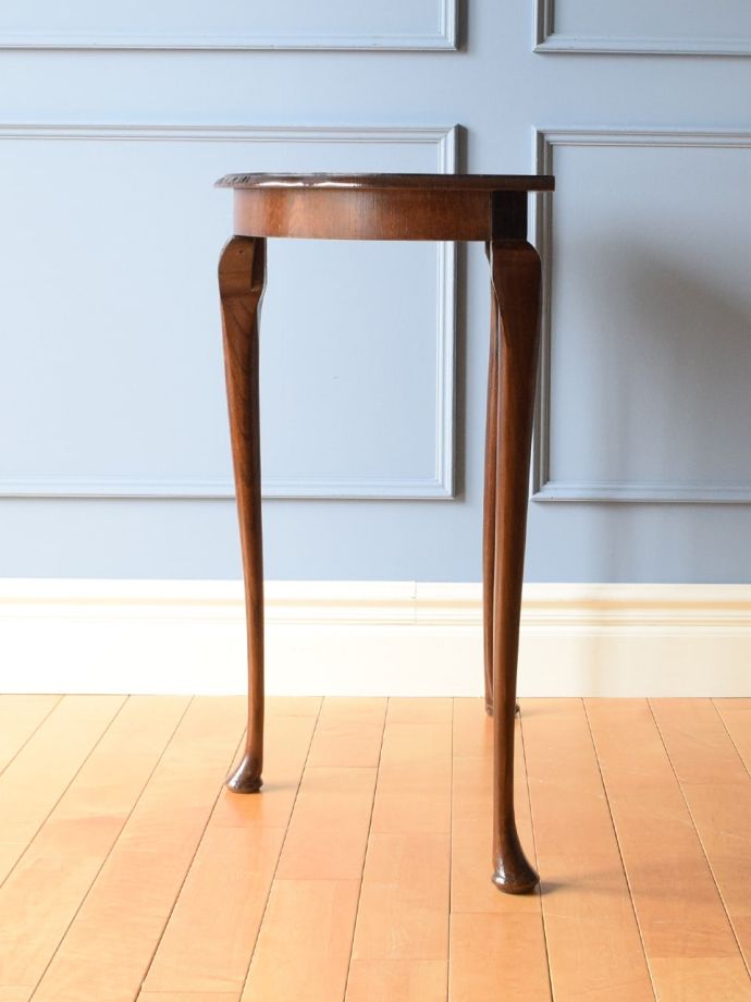 英国から届いたおしゃれなアンティーク飾り台、ハーフムーン型の美しい