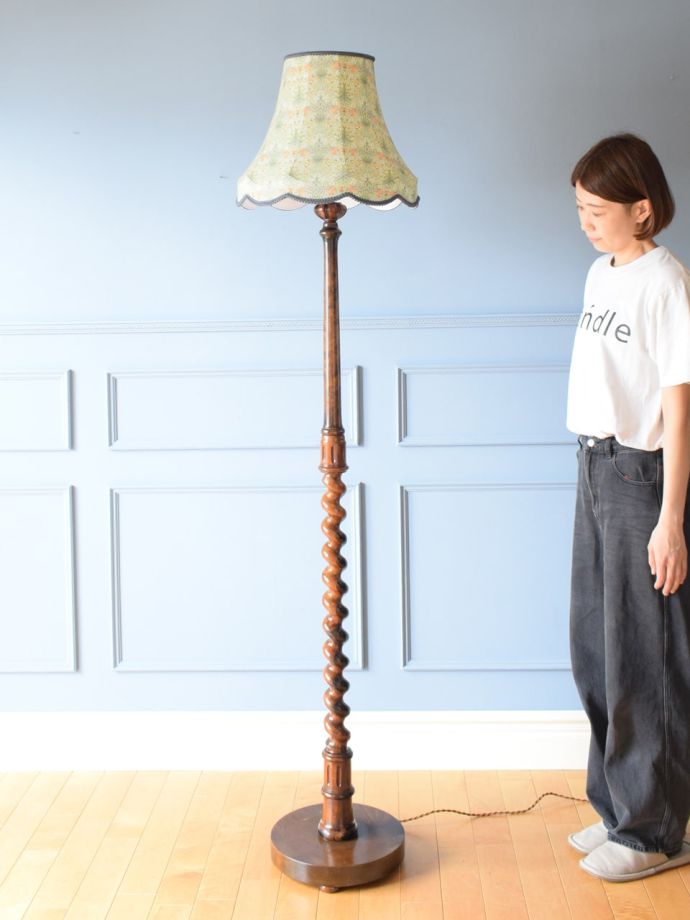 英国で見つけたアンティークのフロアスタンド、ツイストの支柱が