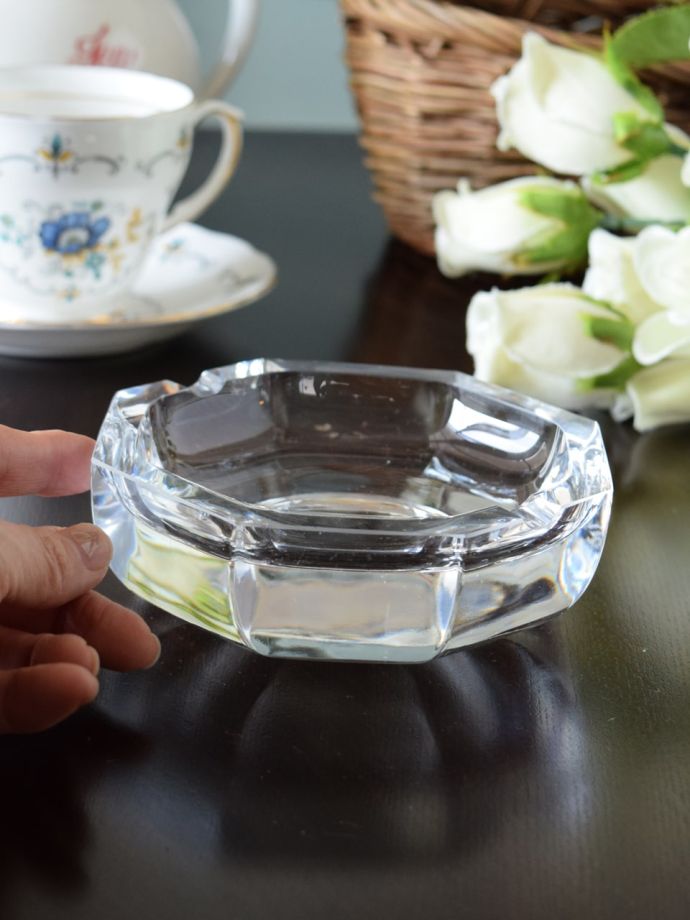 イギリスのアンティークガラス雑貨、プレスドグラスのアッシュトレイ