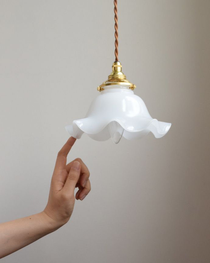 ミルク色のガラスが可愛い、ペンダントライト（コード・シャンデリア