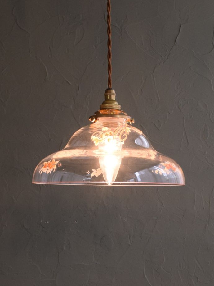 モノグラムにイチゴの模様が描かれた、ベル型のガラスシェードの