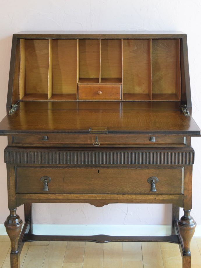 英国アンティークのライティングビューロー、オーク材の収納式デスク(q