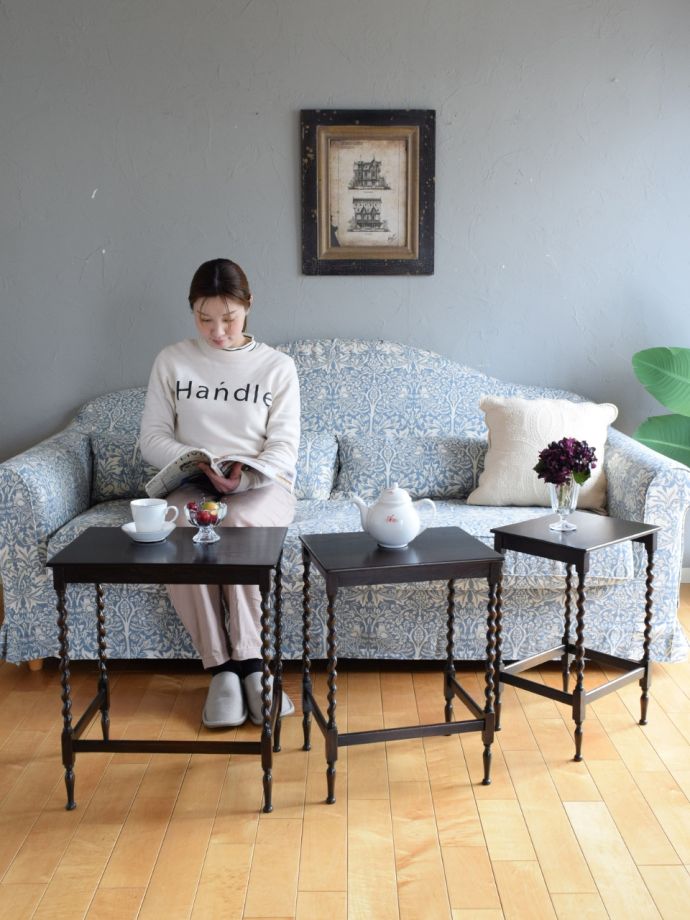 英国アンティークのおしゃれなテーブル、ツイスト足が美しい3台セット