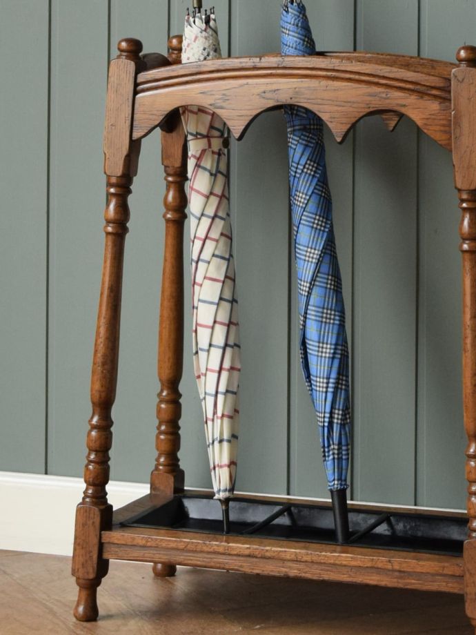 玄関のおしゃれなアンティーク家具、英国のステッキスタンド傘立て(q