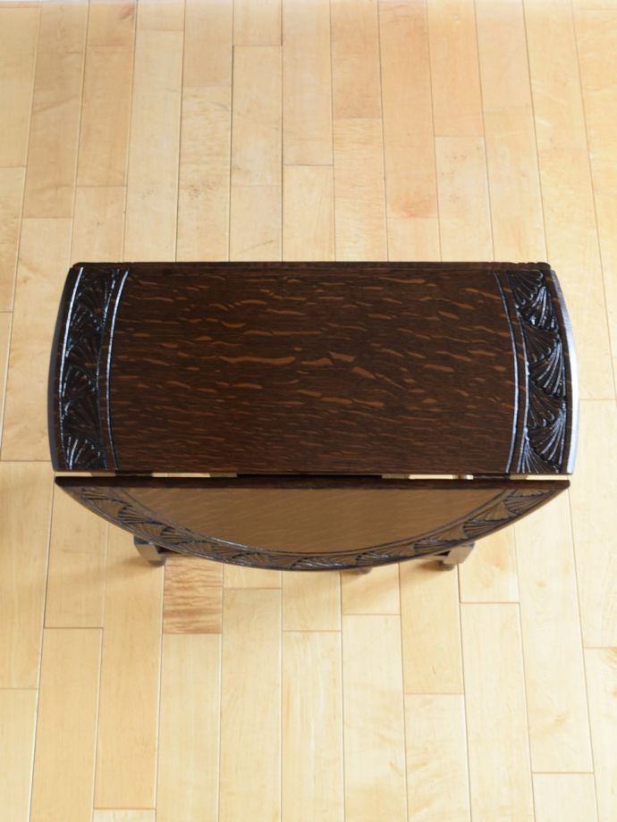 イギリスから届いたアンティークの伸長式テーブル、天板の彫りが美しい