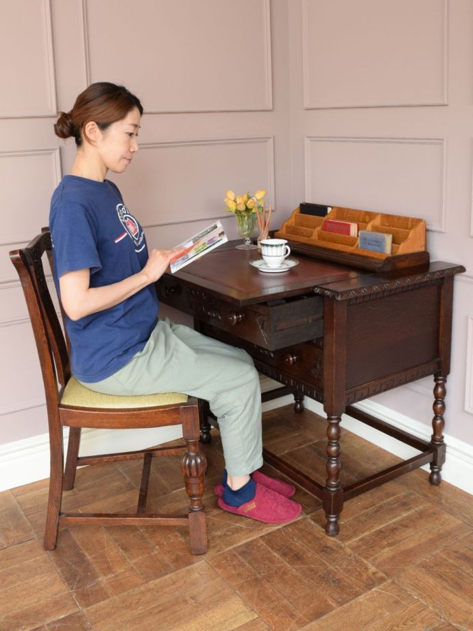 イギリスから届いたアンティークの書斎机、仕掛けが詰まったチェスト型