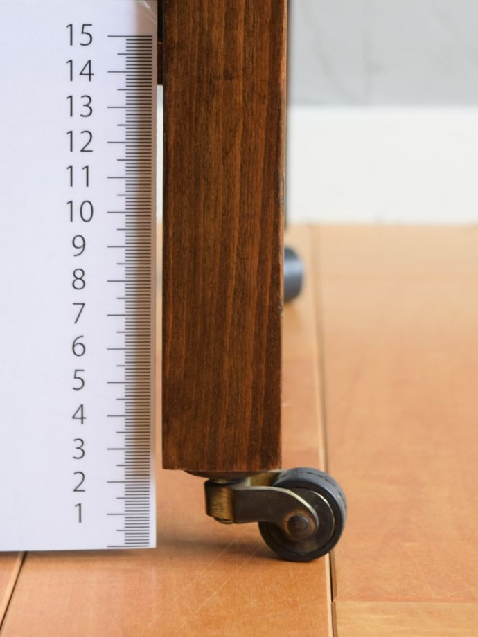 英国アンティークのおしゃれなトローリーワゴン、天板が大きく広がる