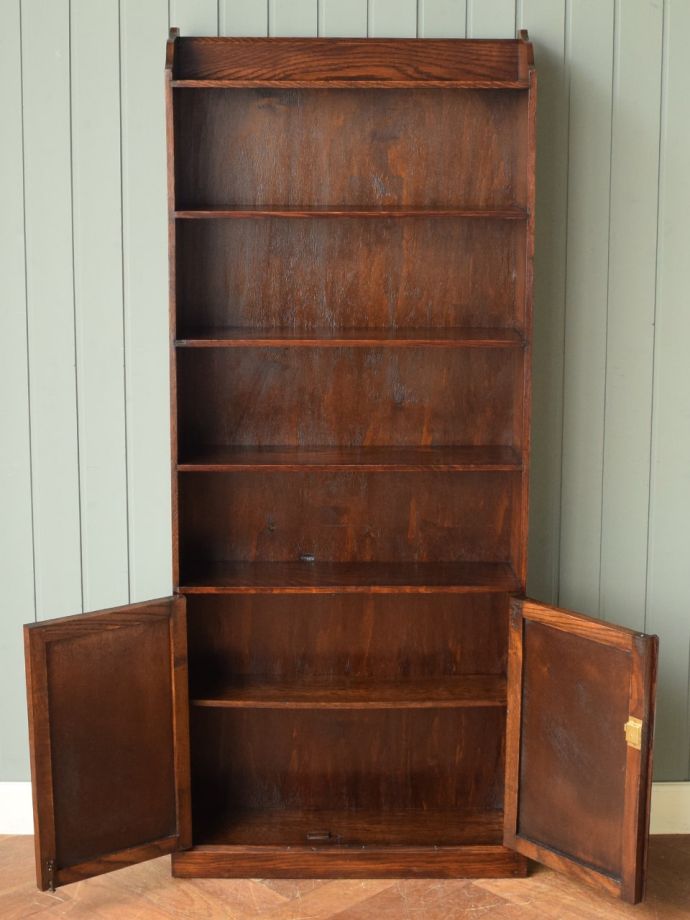 イギリスから届いたアンティークの本棚、扉が付いた収納家具オープン