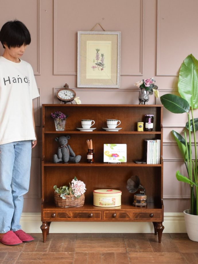 英国アンティークのオープンシェルフ、マホガニー材の杢目が美しい本棚