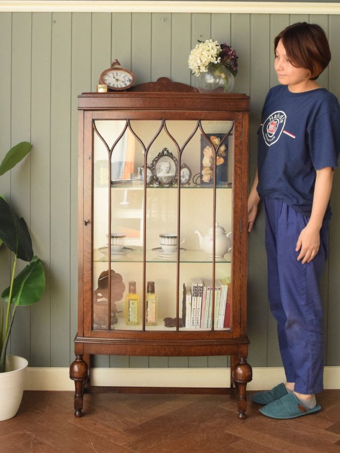 美しい英国アンティークのショーケース、ポインテッドアーチのガラス扉