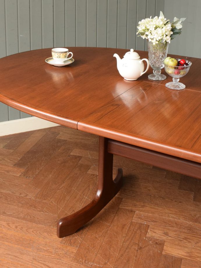 ホエールレッグがおしゃれなビンテージのテーブル、G-planフレスコの