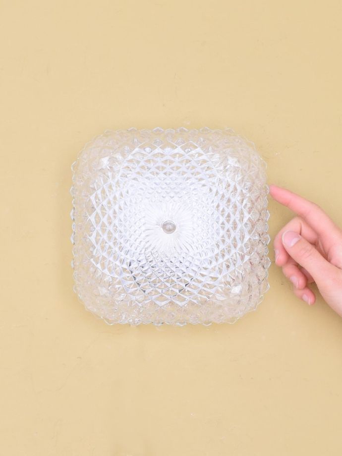 フランスから届いたアンティークの照明、スクエア型の型押しガラスの