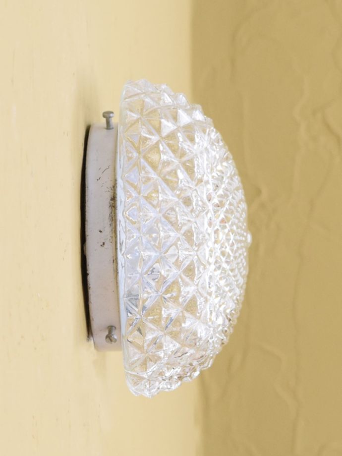 フランスから届いたアンティークの照明、スクエア型の型押しガラスの