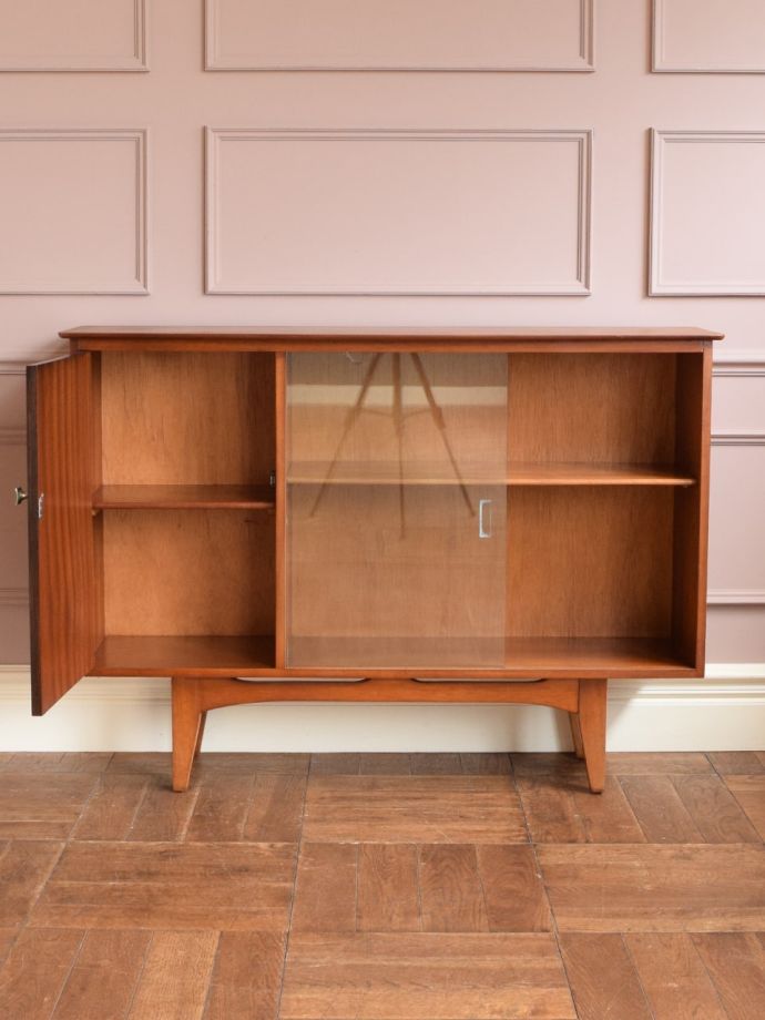 引き戸のヴィンテージガラスキャビネット、おしゃれなコレクション