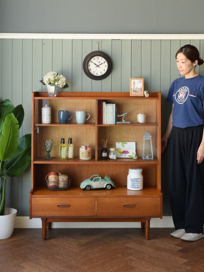 ミッドセンチュリースタイルのサイドボード、チーク材のおしゃれな