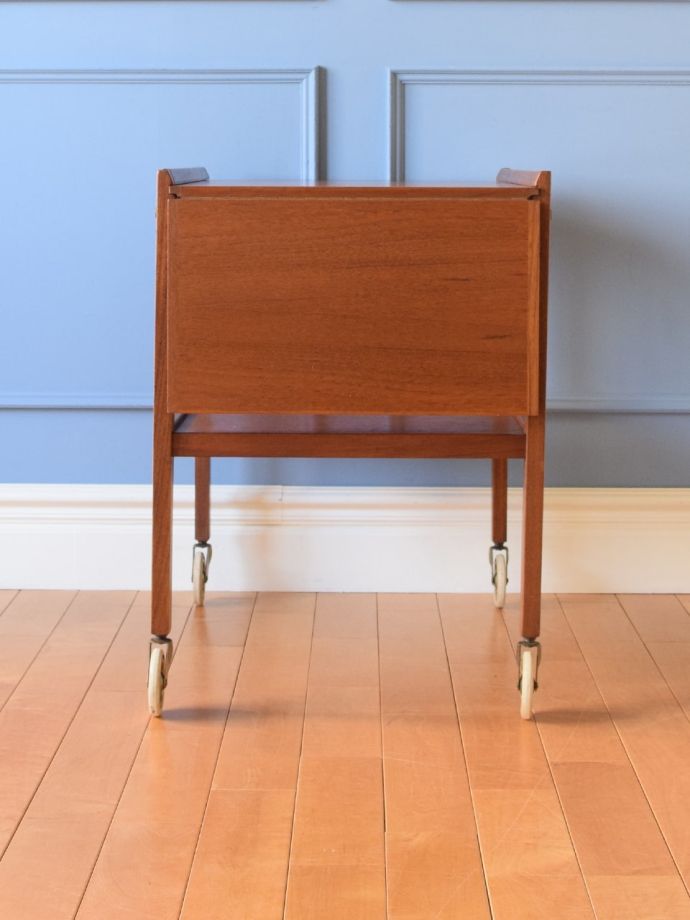 天板が伸び縮みする便利なビンテージのトローリー、移動式の伸長式