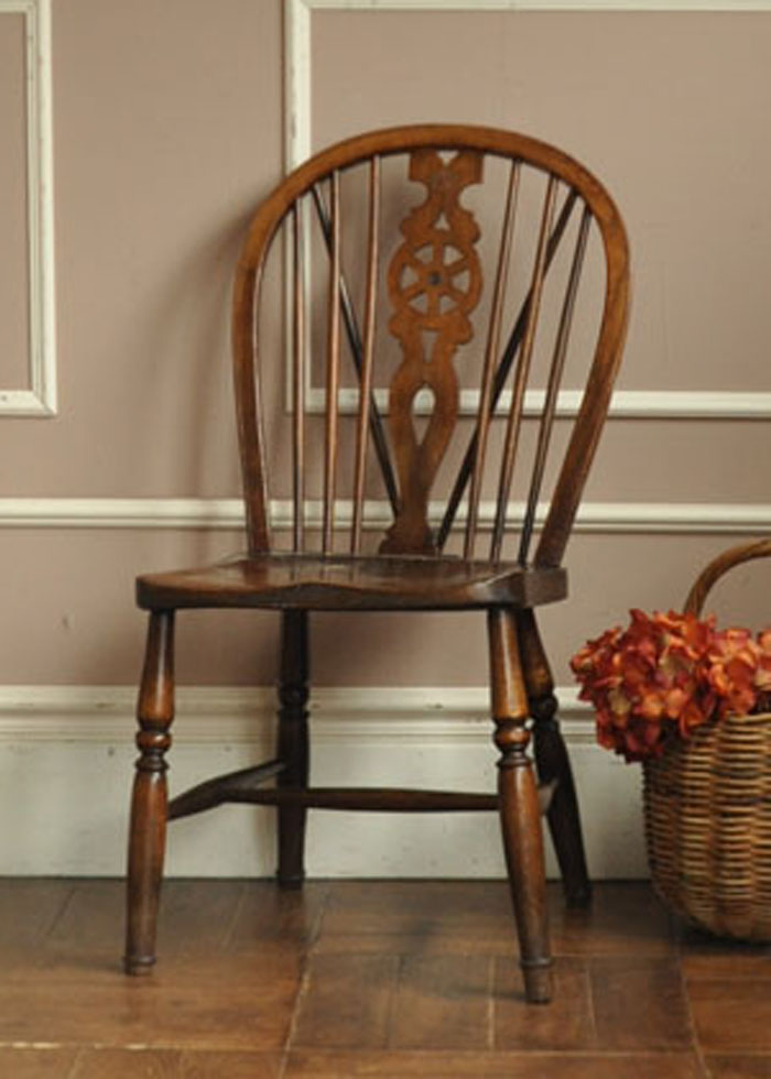 ホイールバックとは、背もたれにデザインされた車輪のような装飾のこと