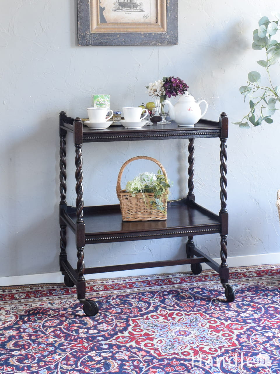 ツイスト足が美しい英国アンティークの家具、3段タイプのトローリー