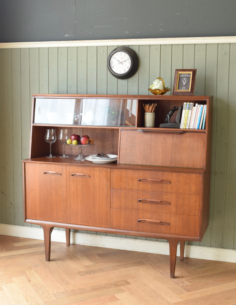 北欧テイストの家具、JENTIQUE社のヴィンテージサイドボード（カップ