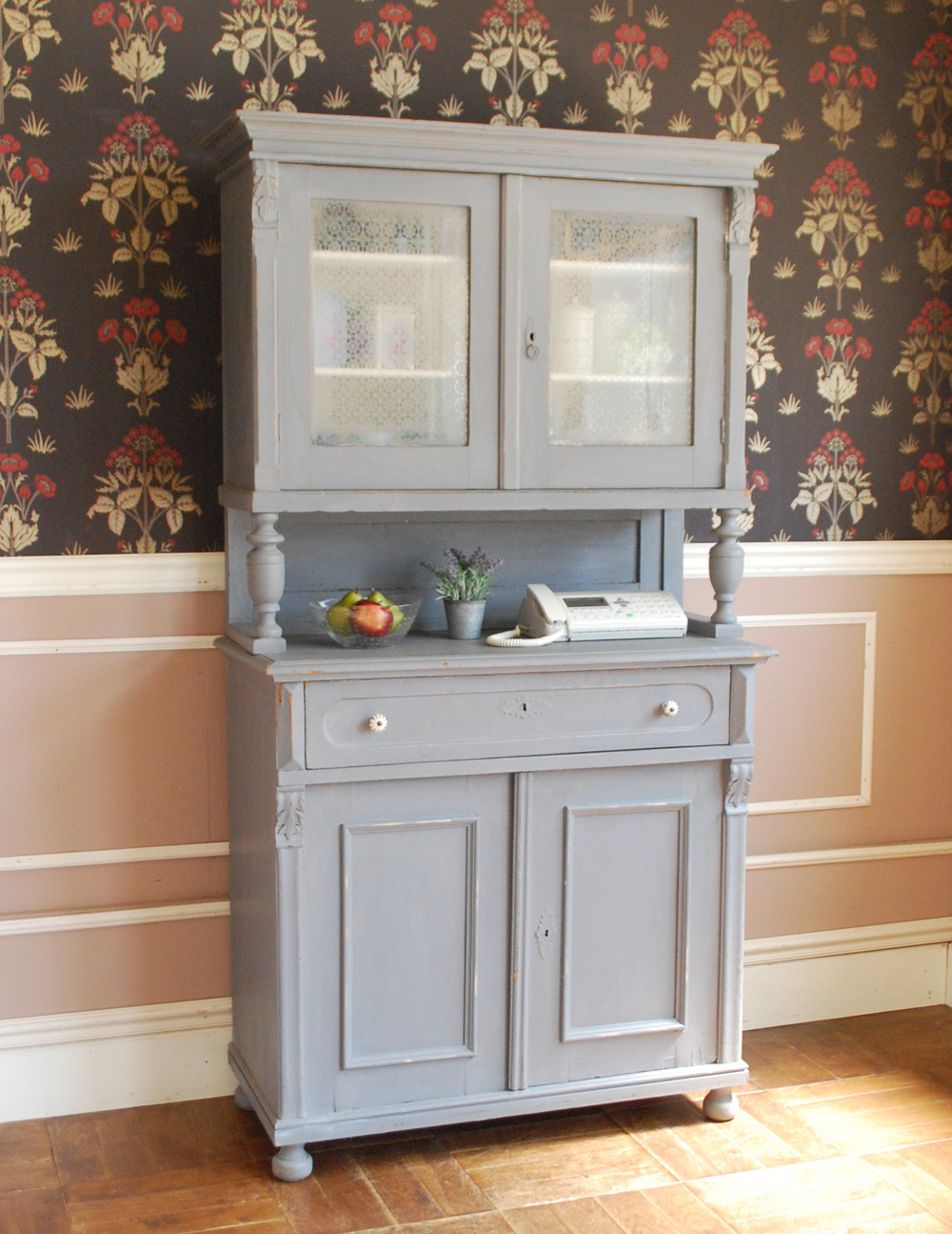 ペイント仕上げのフレンチインテリア、フランスのカップボード（食器棚