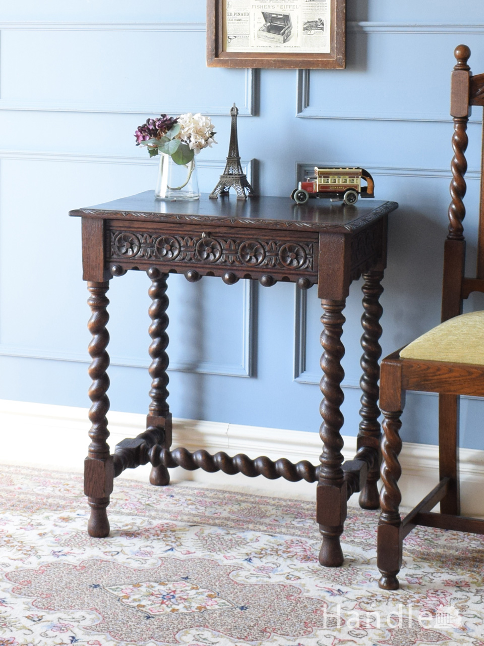 イギリスから届いたアンティーク、コーナー用コンソールテーブル(q