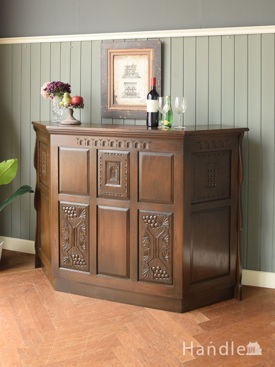 イギリスで見つけたアンティークキャビネット、彫りが美しいミラー付き