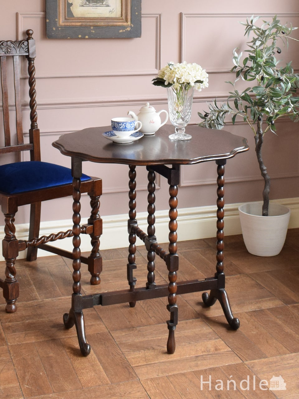 ボビンレッグがおしゃれなフォールディングテーブル、イギリスから届い