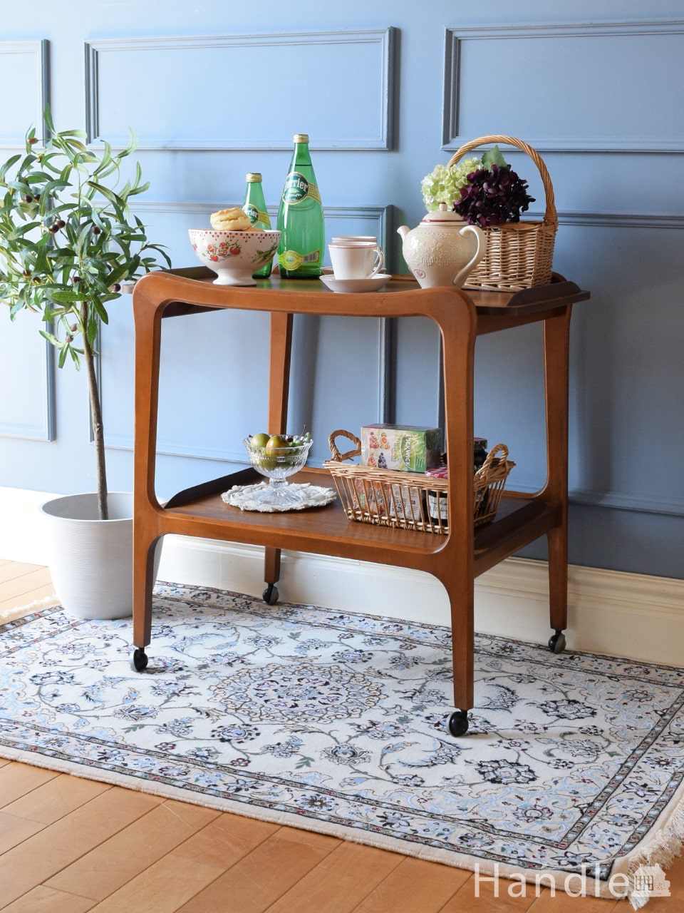 キッチン、ダイニングで使えるヴィンテージ家具、小ぶりなトロリー