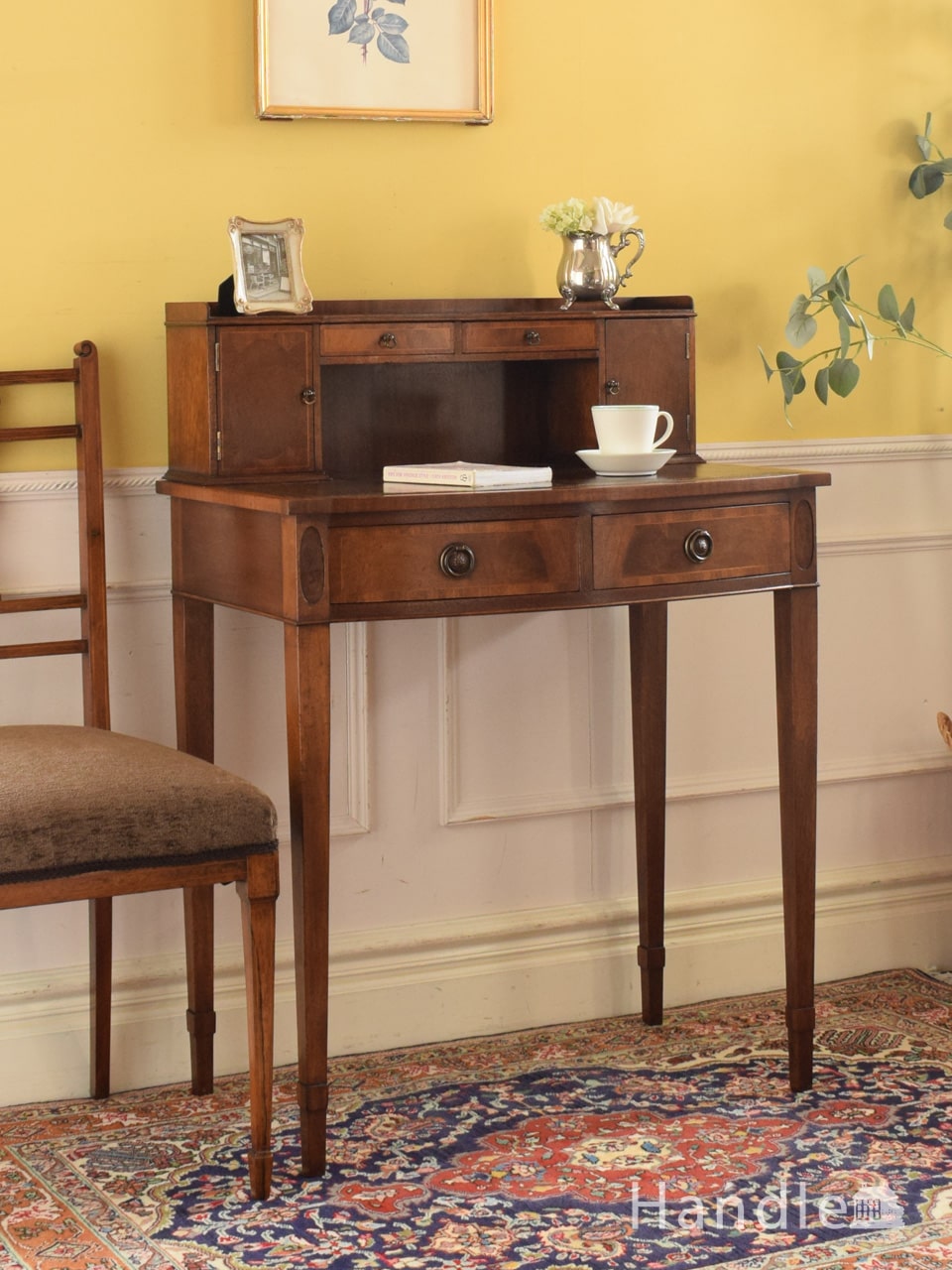 書斎で楽しむ英国アンティークのデスク、マホガニー材を使用した大人の