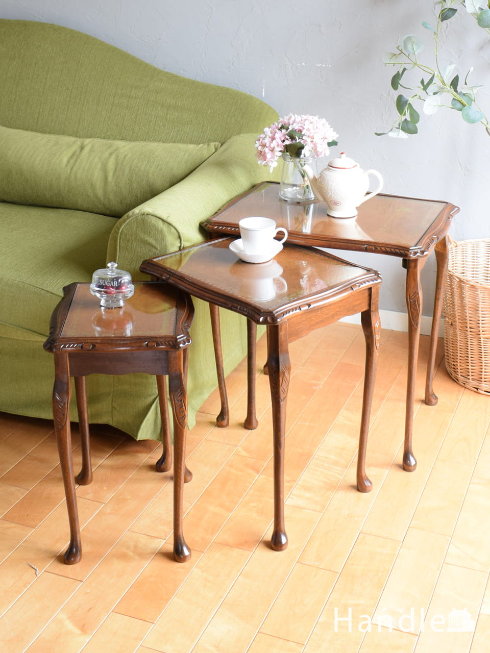 英国アンティークの美しいローテーブル、ガラストップのおしゃれな猫足