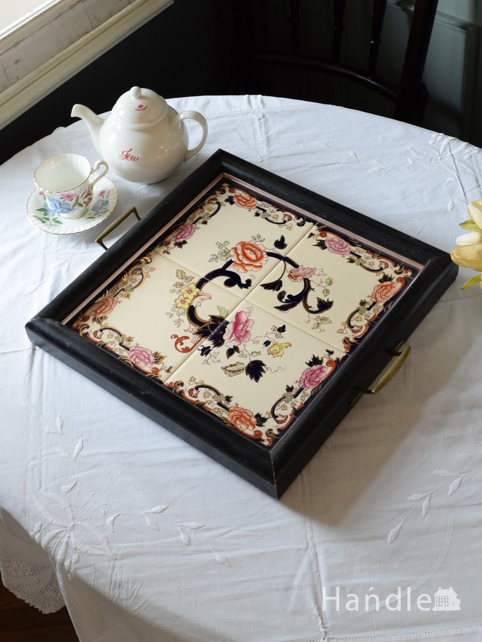 イギリスで見つけたアンティークのトレイ、お花の模様が美しいタイル