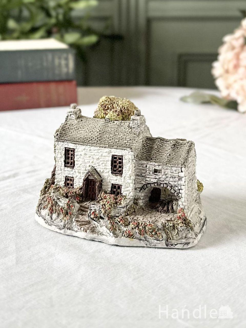 煙突と石葺きの屋根が可愛いミニチュアハウス、リリパットレーン