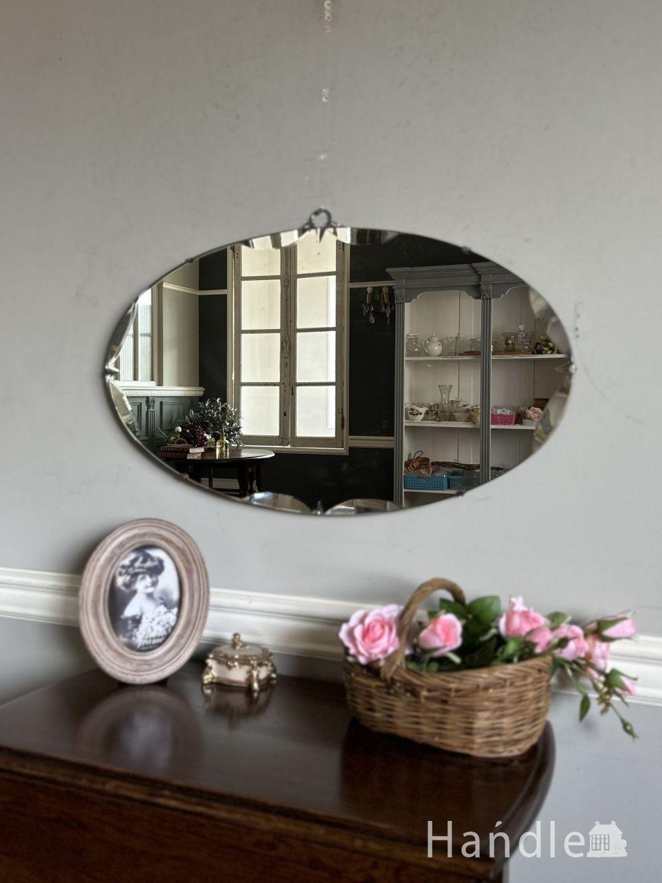 イギリスのアンティークミラー、縁取りがキラキラ輝くオーバル形の壁
