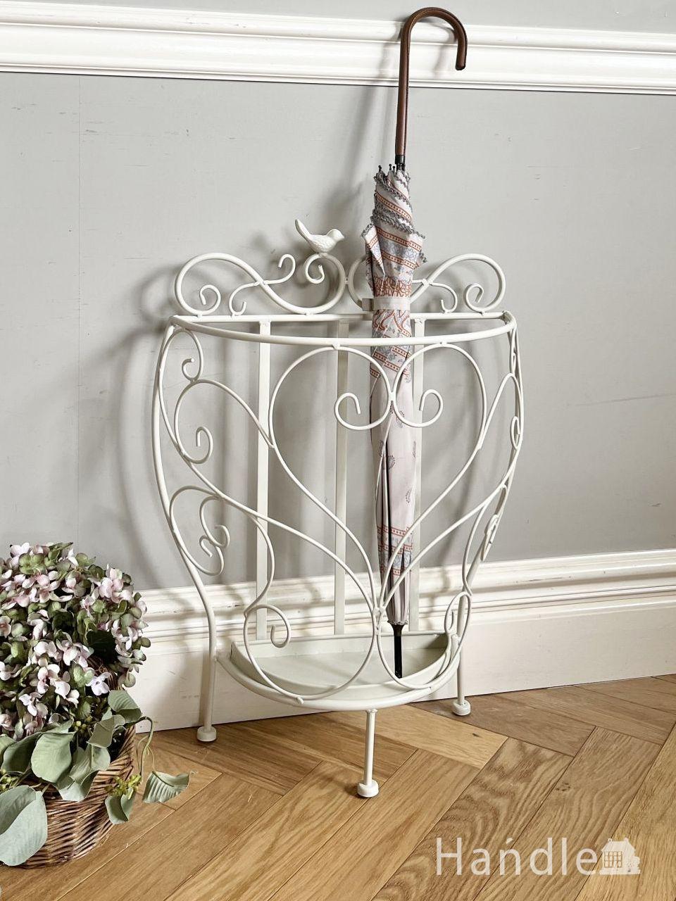 傘立ても付いてとっても便利に使えるアンティーク風のアイアンコート