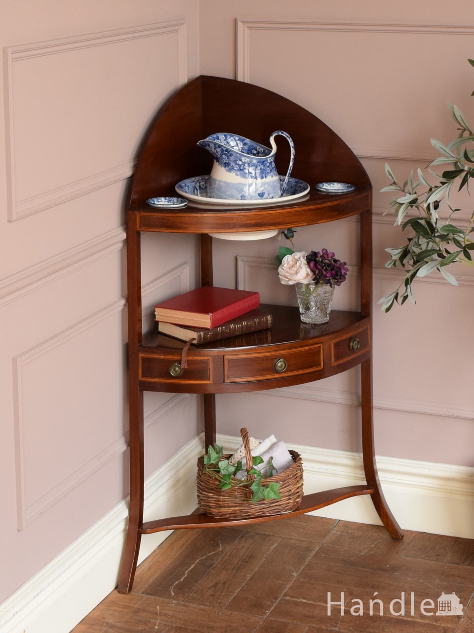 アンティークのおしゃれな本棚、便利に使えるマガジンラック付きの