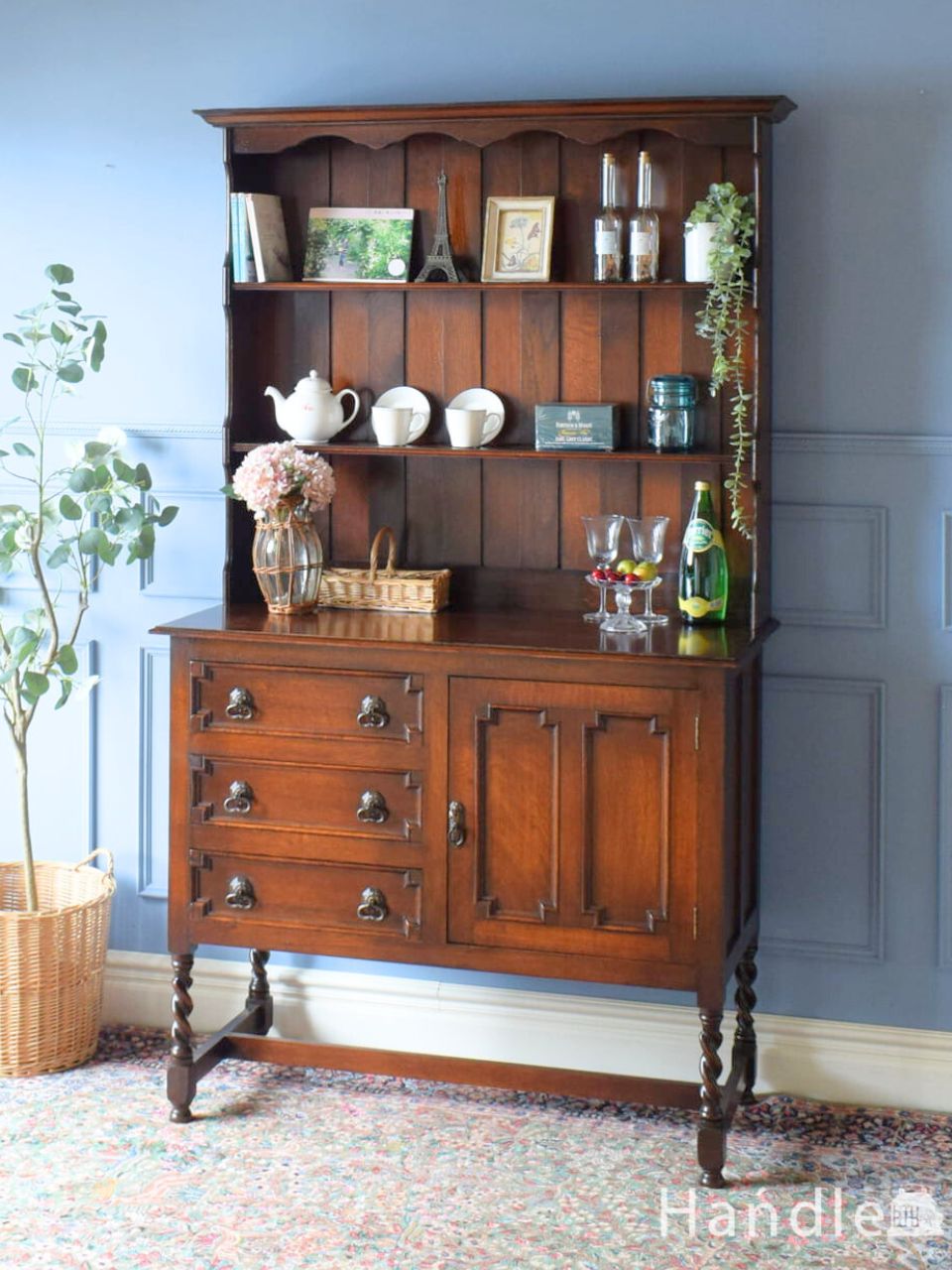 フランスから届いたおしゃれなアンティークの飾り棚、挽き物細工が