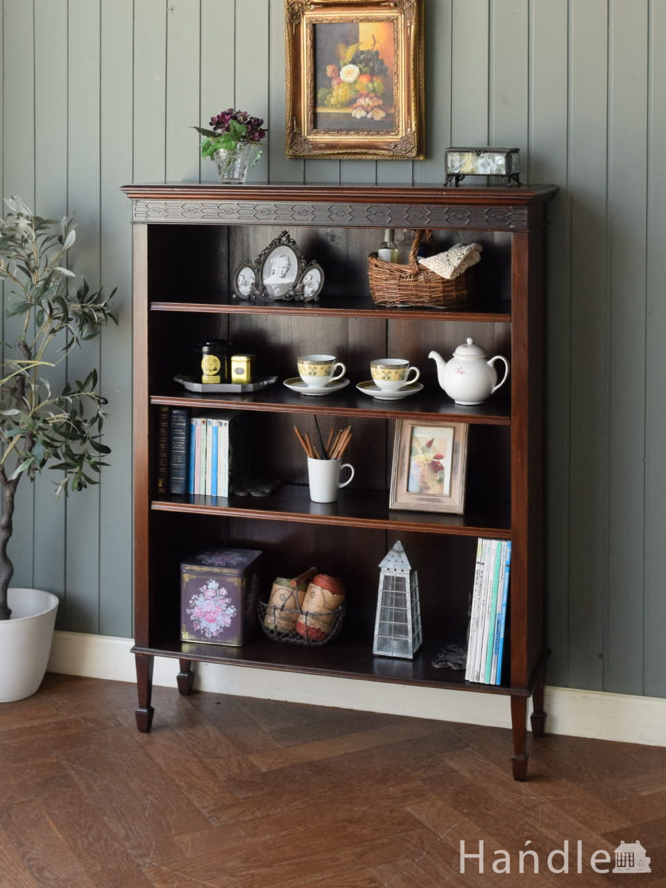 フランスから届いたおしゃれなアンティークの飾り棚、挽き物細工が