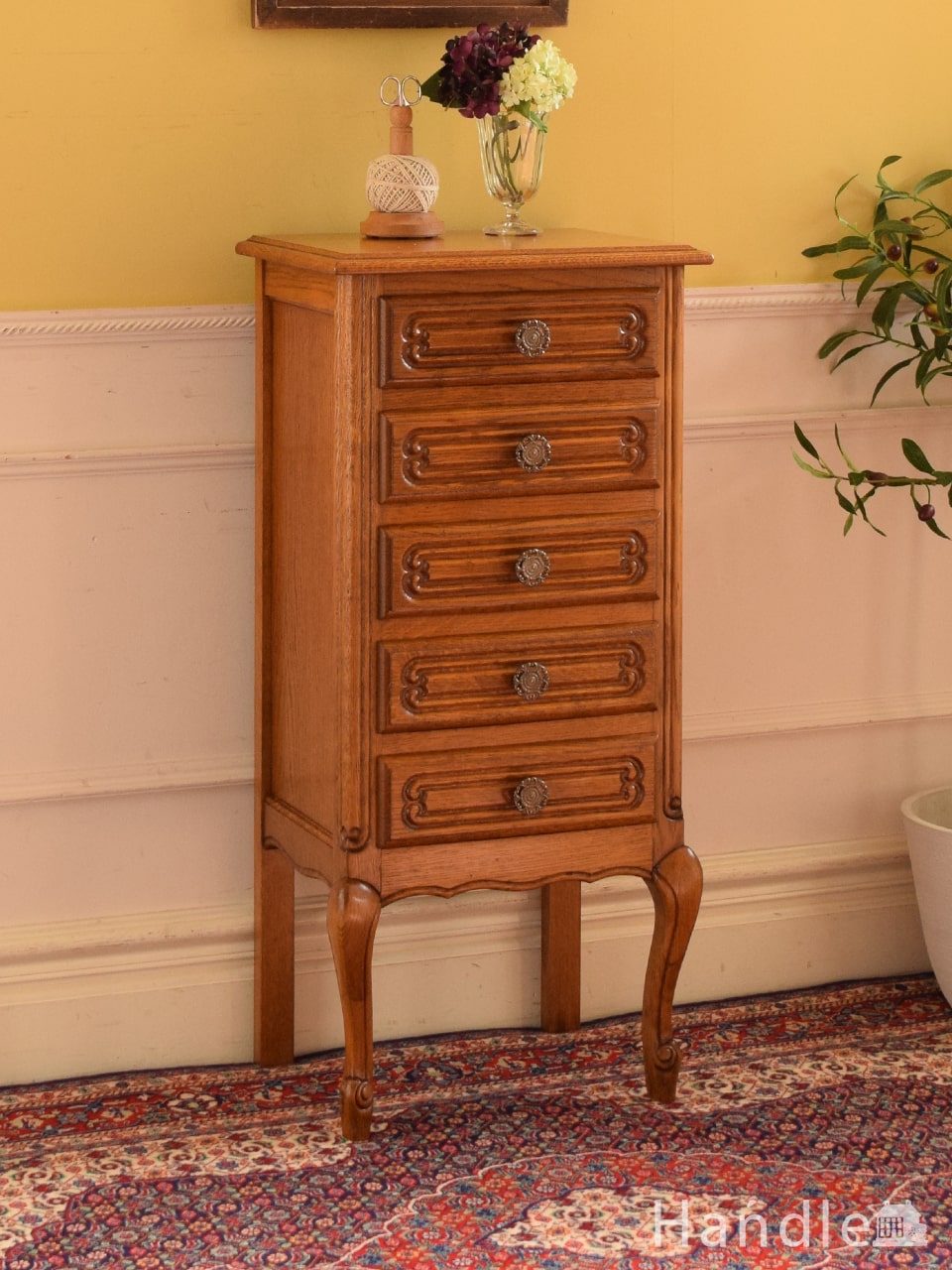 フレンチスタイルのアンティーク家具、ホワイトカラーのベッドサイド