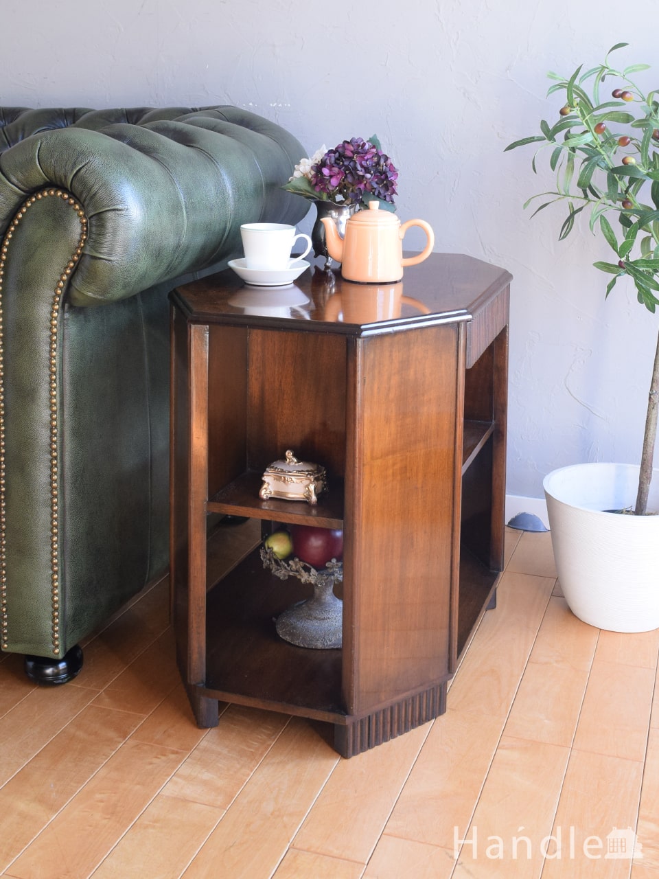 英国アンティーク家具、オーバル型の天板が美しいコーヒーテーブル(k