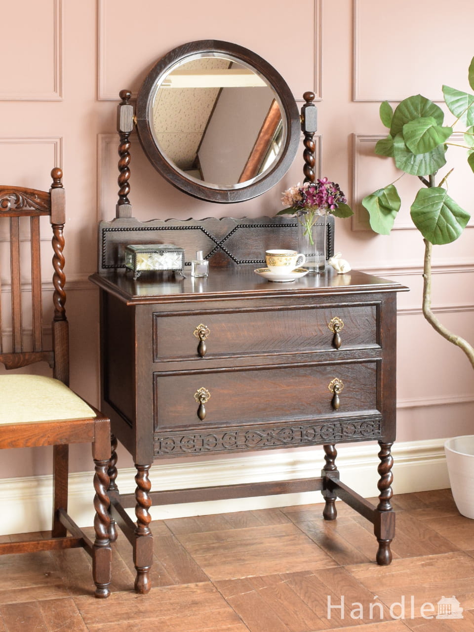 北欧スタイルのおしゃれなビンテージ家具、大きなミラーが付いた