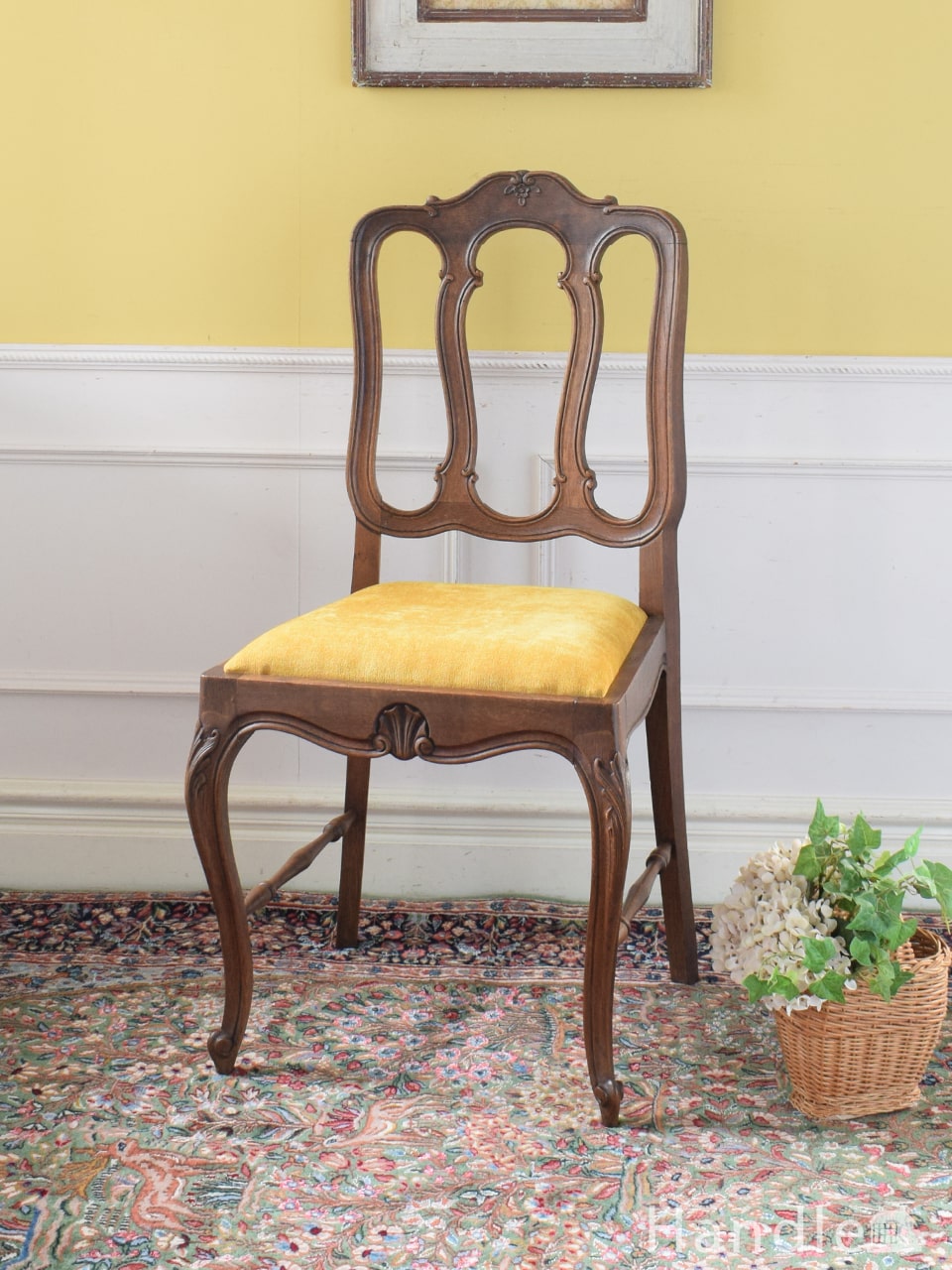 美しい装飾と座り心地のいい張り座のエレガントなアンティーク