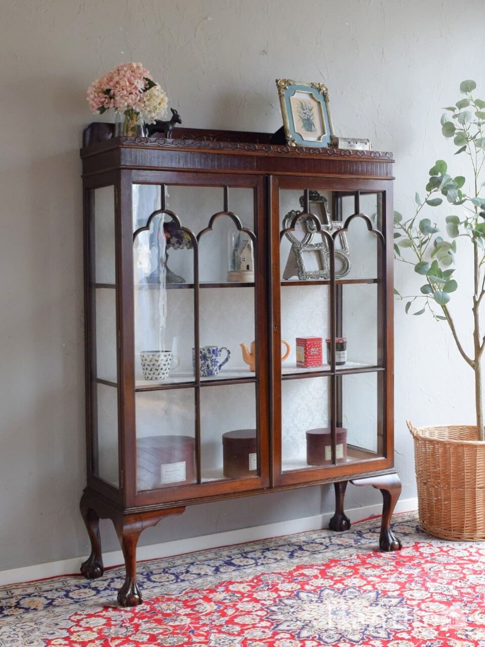 めずらしいアーチ模様のガラスキャビネット、アンティークのおしゃれな