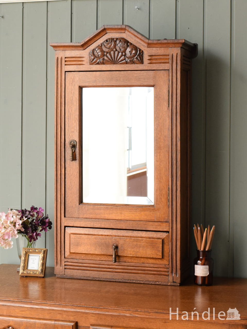 収納たっぷりのヴィンテージ家具、マッキントッシュのガラス