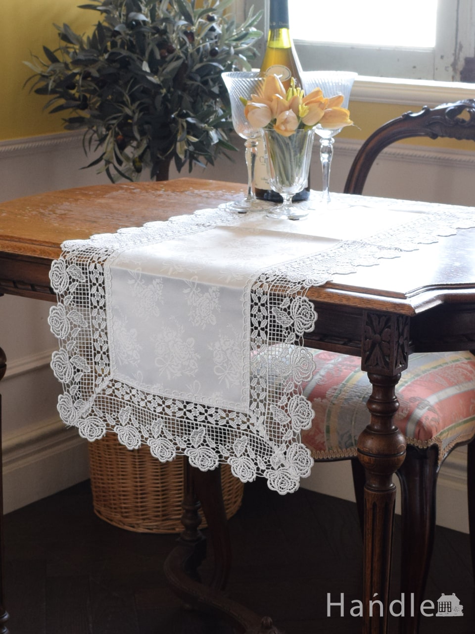 バラ模様のレースが縁取りされた、おしゃれなテーブルランナー（40x125