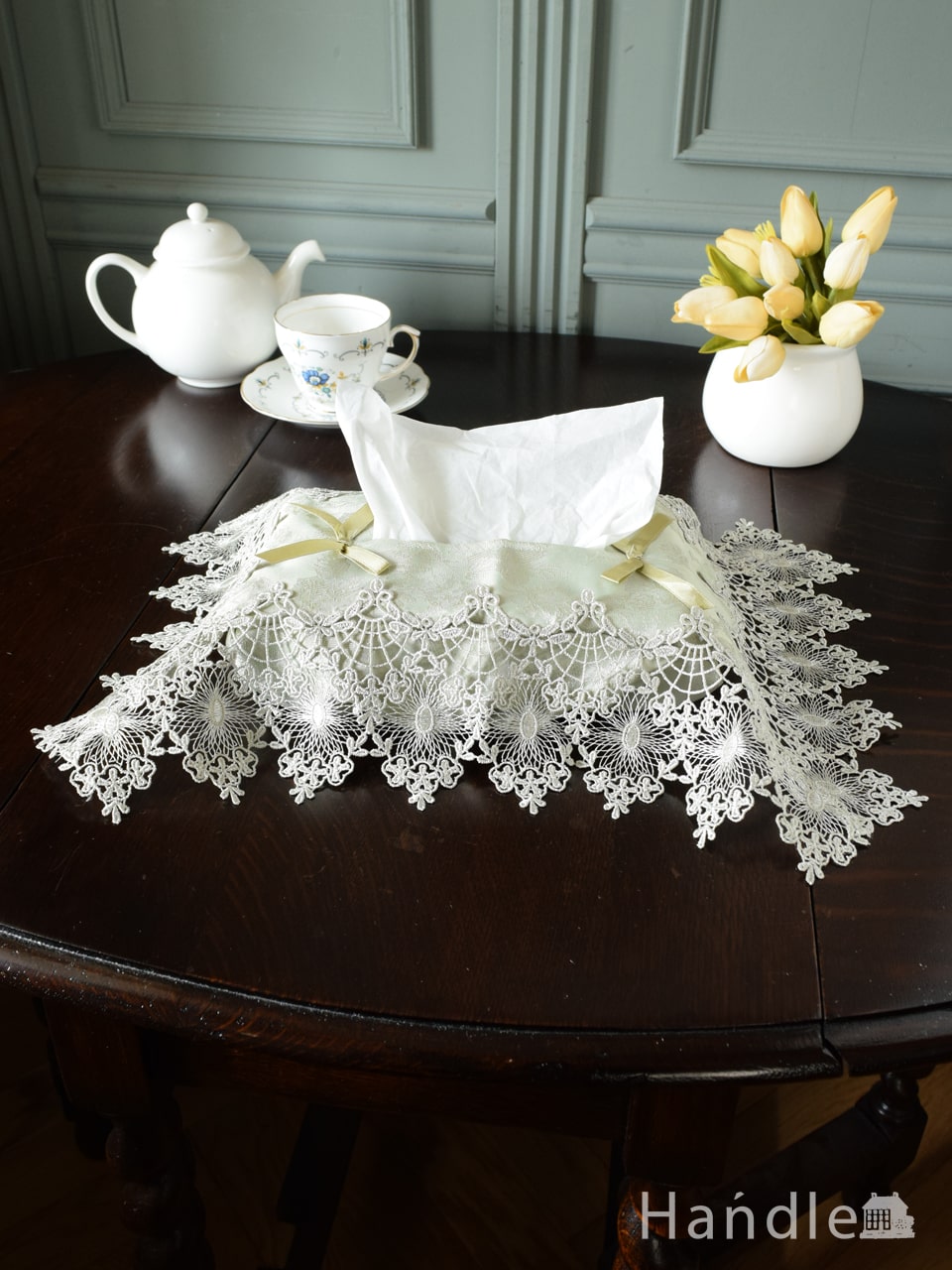 フレンチアンティーク調のレース、手刺繍風の華やかなティッシュ