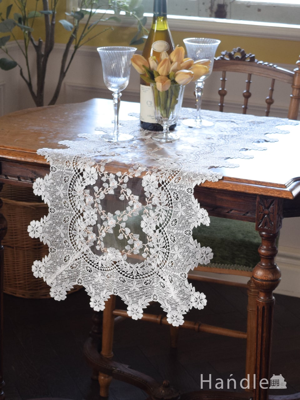 お花の刺繍が入ったスクエア型のクロス、フレンチアンティーク調の